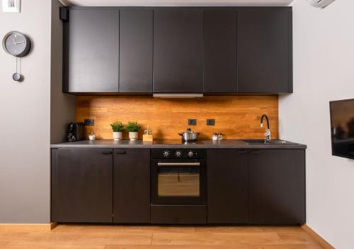 Η κουζίνα ή μικρή κουζίνα στο Botanica Deluxe Apartment with Balcony & AC - ProperUNIT