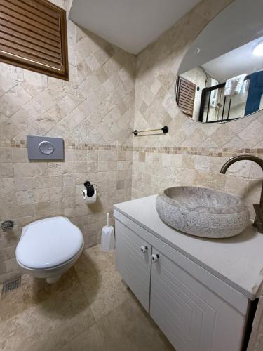 Imagen de la galería de 3-BR Stylish 2-Story Greek Stone House in Cunda, 