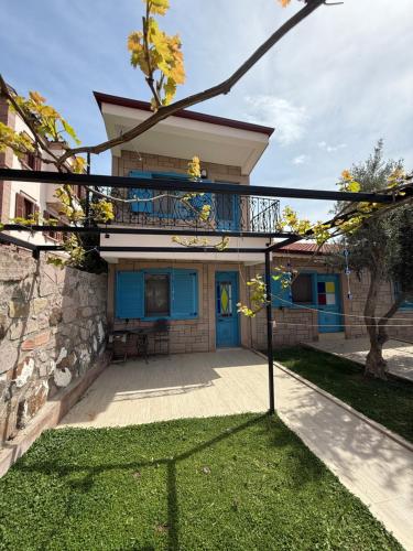 Imagen de la galería de 3-BR Stylish 2-Story Greek Stone House in Cunda, 