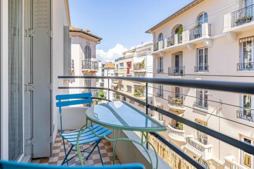 d'un balcon avec deux chaises et une table en verre. dans l'établissement L'ANGLE DOUX avec balcon idéal pour couples ou en solo, à Cannes