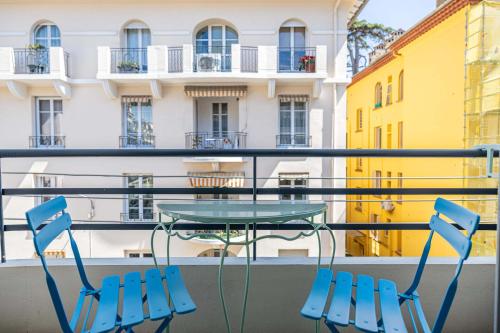- un balcon avec une table et des chaises dans l'établissement L'ANGLE DOUX avec balcon idéal pour couples ou en solo, à Cannes