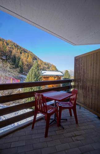 a table and two chairs on a balcony with a view at Mont-Fort 10 - 4 pers - au pied des pistes in Siviez