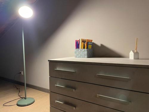 a lamp sitting on top of a dresser in a room at Dimora Rosaspina in Adro