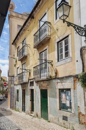 Bairro Alto Window - Cozy Spot in a Buzzing Locale