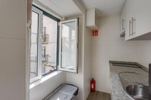 Bairro Alto Window - Cozy Spot in a Buzzing Locale