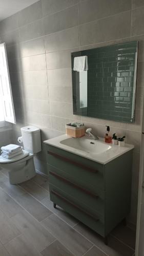 Bilik mandi di THE OLD WINE STATION APARTAMENTs