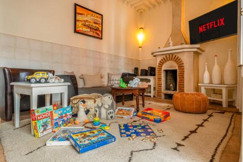 RIAD AWINATI Location Privatisée ,piscine chauffée , beau Rooftopにあるシーティングエリア