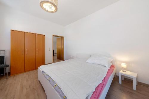 a bedroom with a bed and a clock on the wall at Urlaub zwischen 17 Türmen in Bautzen