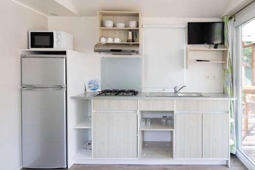 Η κουζίνα ή μικρή κουζίνα στο HolaCamp Sitges Relax