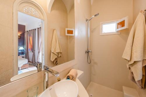 Koupelna v ubytování RIAD AWINATI Location Privatisée ,piscine chauffée , beau Rooftop