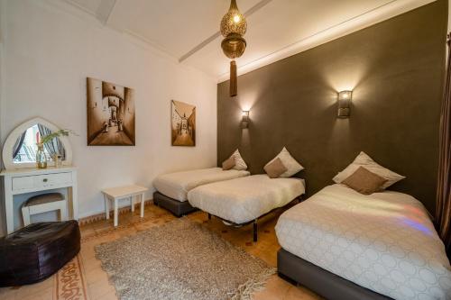 RIAD AWINATI Location Privatisée ,piscine chauffée , beau Rooftopにあるベッド
