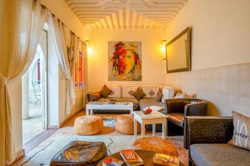 RIAD AWINATI Location Privatisée ,piscine chauffée , beau Rooftopにあるシーティングエリア