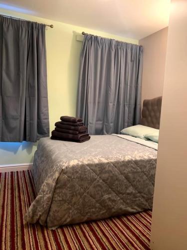 Ένα ή περισσότερα κρεβάτια σε δωμάτιο στο 2 Double bedroom flat in the heart of cheltenham