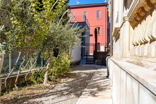 an alley with a fence and a building at Residenza Grazioli 2 in Verona