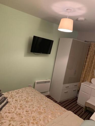 Μια τηλεόραση ή/και κέντρο ψυχαγωγίας στο 2 Double bedroom flat in the heart of cheltenham