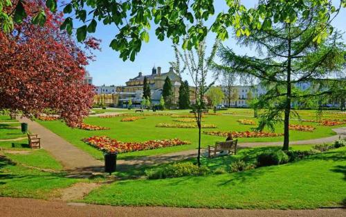 Κήπος έξω από το 2 Double bedroom flat in the heart of cheltenham