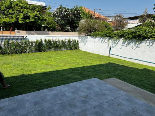 Κήπος έξω από το 5 beds private garden resort 452sqm Pet relax