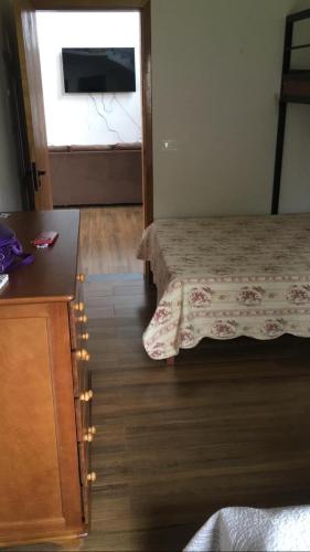 a small bedroom with a bed and a window at Rancho Beira De Represa in Ribeirão Claro