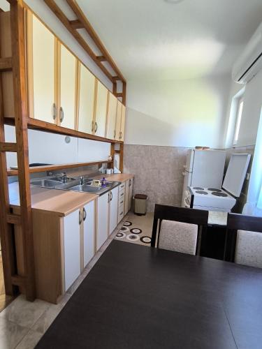 Η κουζίνα ή μικρή κουζίνα στο Stone House Apartment
