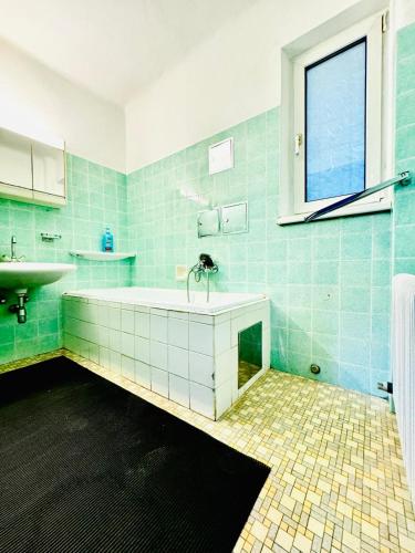 Ένα μπάνιο στο Spacious 6BR Shared Villa with Garden near Danube For 16 Guests