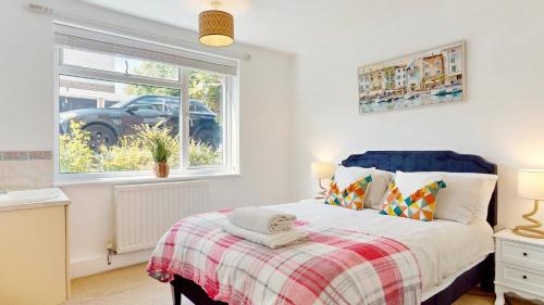 a bedroom with a bed and a window at Rosehill Walk Peaceful Ground Floor Home in Central Tunbridge Wells in Royal Tunbridge Wells