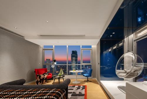 ISEYA Panoramic Hotel - Chongqing Jiefangbei Yunduan Zhiyanにあるシーティングエリア