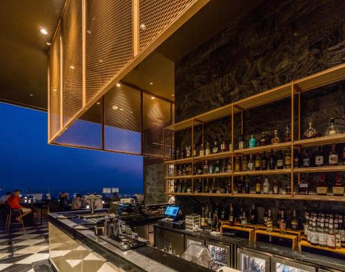 Salone o bar di Holiday Inn & Suites Rayong City Centre by IHG