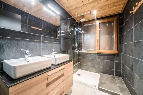 a bathroom with two sinks and a toilet at Janin 3 Charmant appartement rénové avec 2 chambres et espace cabine in Morzine
