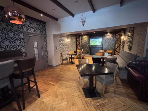 a living room with a table and chairs and a couch at Richmond Park Hotel in Boʼness
