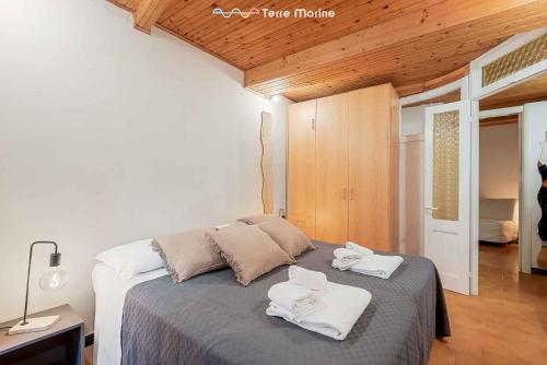 a bedroom with a bed with towels on it at La Grotta in Vernazza