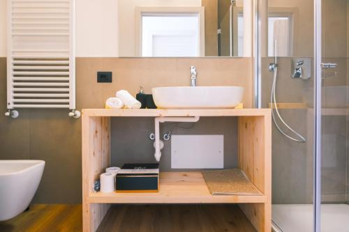 een badkamer met wastafel en douche bij Costa Blu - Pool and terrace overlooking the lake in Riva di Solto