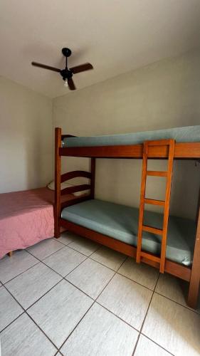 two bunk beds in a room with a ceiling fan at Espaço Quinze - Hospedagem e Lazer in Ribeirão Preto