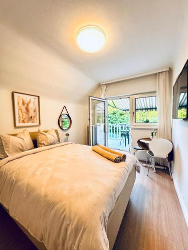 Ένα ή περισσότερα κρεβάτια σε δωμάτιο στο Spacious 6BR Shared Villa with Garden near Danube For 16 Guests