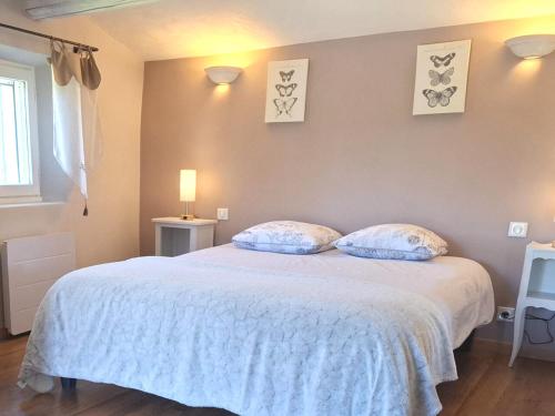 a bedroom with a bed with two pillows on it at Le Domaine de Piedmoure, Gîtes et chambres, piscine, terrasses privatives in Sault-de-Vaucluse