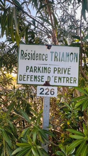 een bord met de tekst resistanceidium parkeren privé verdediging en invoeren bij Les Appartements De Lina - Trianon 38 - Self Check-In - in La Grande-Motte