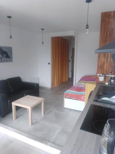 - un salon avec un lit et une table basse dans l'établissement La Cachette 38, à La Grande Motte