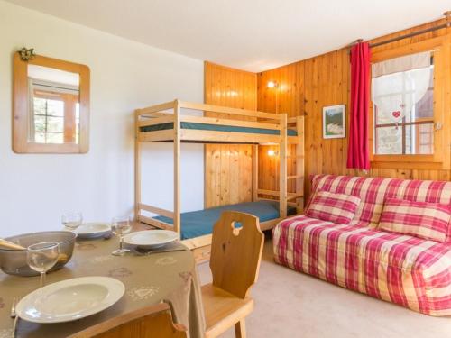 - un salon avec un canapé et des lits superposés dans l'établissement Studio chaleureux au centre, proche des pistes avec balcon - FR-1-181-2510, à La Plagne Tarentaise