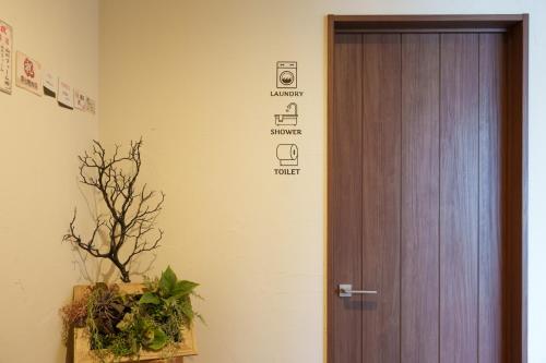 a door in a room with a plant next to it at YUKARA LEAF OLDGE - Vacation STAY 24983v in Ōnuma