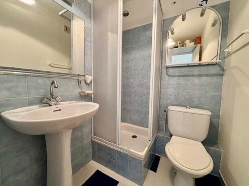 une salle de bain avec un lavabo, des toilettes et une douche dans l'établissement Studio lumineux 27m² à Quiberon, proche mer - FR-1-478-316, à Quiberon