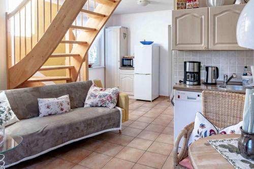 Kuchyň nebo kuchyňský kout v ubytování Ferienhaus Mandelhaus 1 mit Boddenblick - Natur & Entspannung in Saal