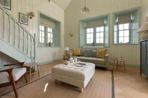 een woonkamer met een bank en een tafel bij Montagu in Thornhill