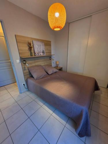 - une chambre avec un grand lit lumineux dans l'établissement Cap sur la Méditerranée et la Camargue, au Grau-du-Roi