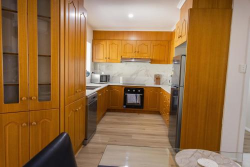 Kuchyň nebo kuchyňský kout v ubytování Renovated Three Bedroom House in Prime Werribee Location