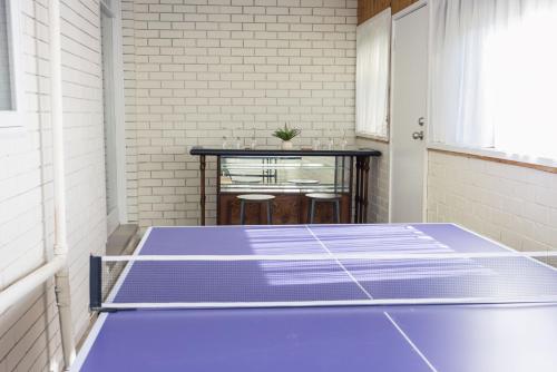 Stolní tenis v ubytování Renovated Three Bedroom House in Prime Werribee Location nebo okolí