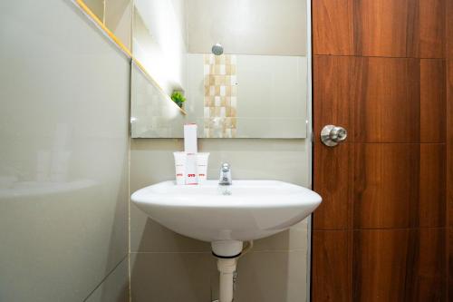 Koupelna v ubytování Hotel O Surabaya near Surabaya Town Square formerly Kupang Gunung Residence