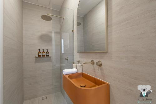 Koupelna v ubytování KozyGuru | Forestville | Modern Hotel-Style Studio