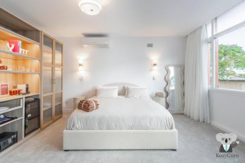 Postel nebo postele na pokoji v ubytování KozyGuru | Forestville | Boutique Style Studio Apt