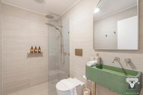 Koupelna v ubytování KozyGuru | Forestville | Boutique Style Studio Apt
