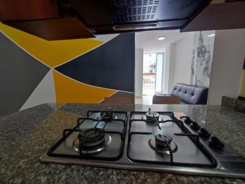 a stove top oven sitting on top of a kitchen counter at Apacible Loft San Alonso in Bucaramanga
