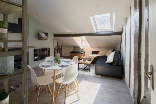 une pièce avec une table et des chaises et une chambre dans l'établissement Le Nid du Bouffay, Hyper centre de Nantes, à Nantes
